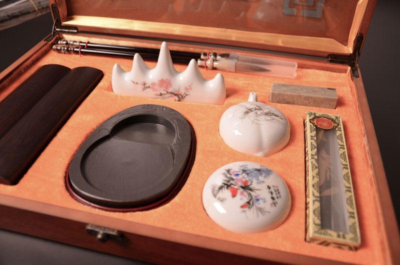 Brockatschachtel mit China Pinseln und Zubehör